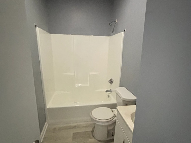 Building Photo - beautifully updated 3 bedroom, 1 bathroom apartment