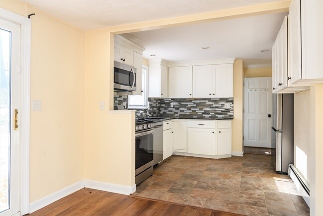 Building Photo - 10 Spring Valley Rd