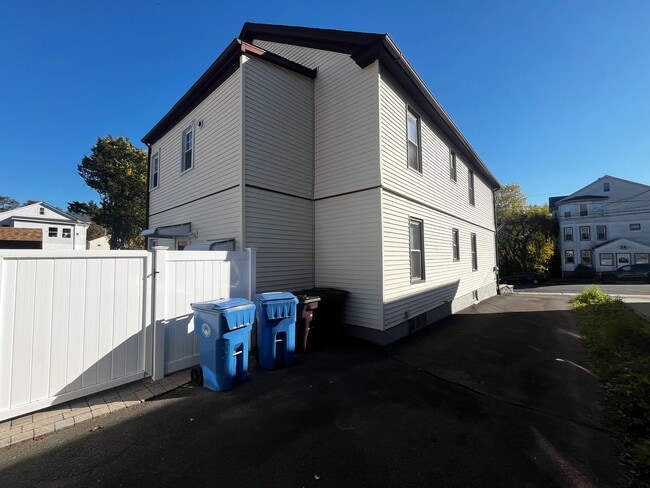 Building Photo - Charming 2-Bedroom First Floor Apartment i...