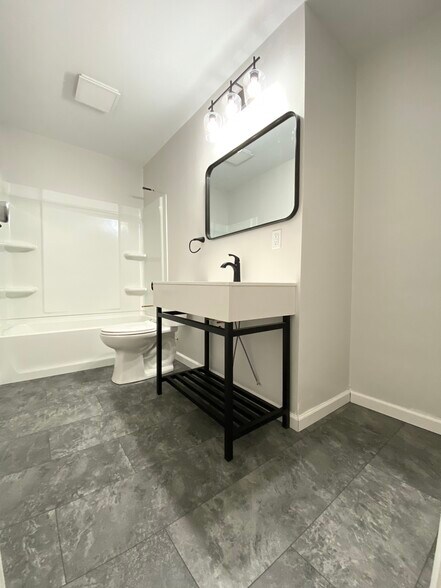 Spacious bathroom - 2136 W 22nd St