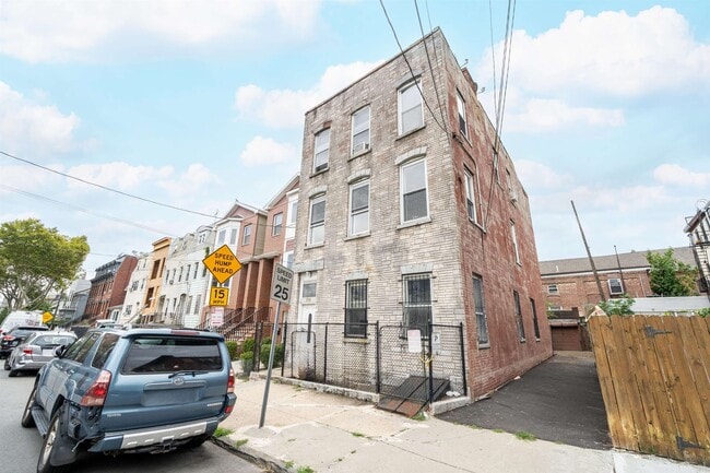 Building Photo - 282 Whiton St