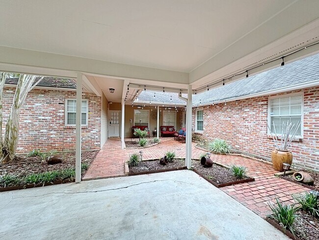 Building Photo - Beautiful Furnished home off Perkins Rd.