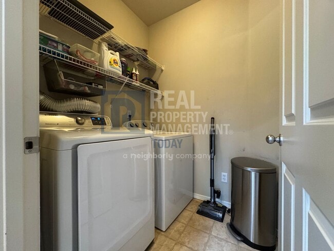 Building Photo - Beautifully Furnished 3 Bedroom Condo!