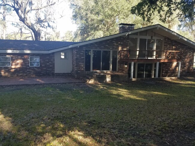 Building Photo - Charming 3BD/2BA Two-Story Home with Pictu...