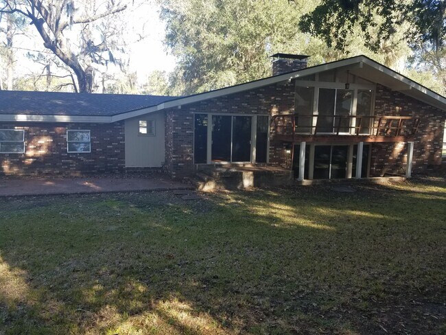 Building Photo - Charming 3BD/2BA Two-Story Home with Picturesque Pond Views in Lakeland