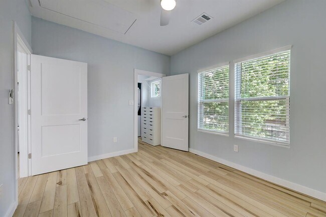 Building Photo - 113 E 25th St