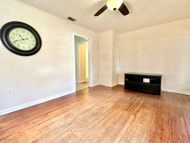 Building Photo - Perfectly-placed 2Bedrooms/1Bath home with sunroom in the heart of Deland!