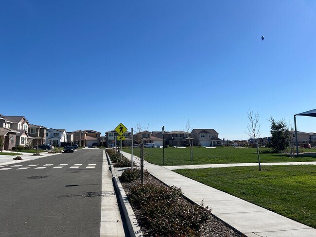 Building Photo - Beautiful Northlake Property Next to Park