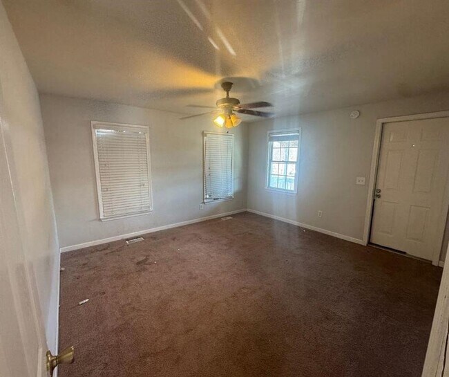 Building Photo - 5608 W Pine St