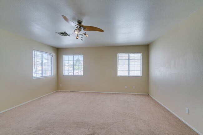 Building Photo - SUMMERLIN, SPACIOUS, 4 BED HOME WHITH A LARGE BACKYARD