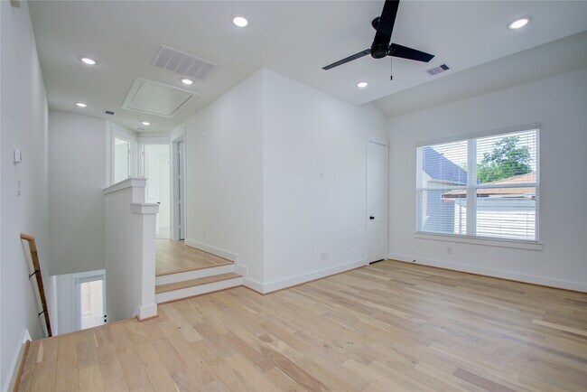 Building Photo - 3206 Live Oak St