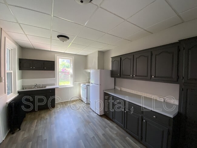 Building Photo - 824 W Princess St