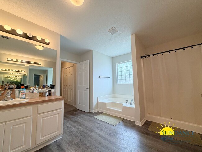 Building Photo - Desirable location & well-maintained 4BR home in Navarre!