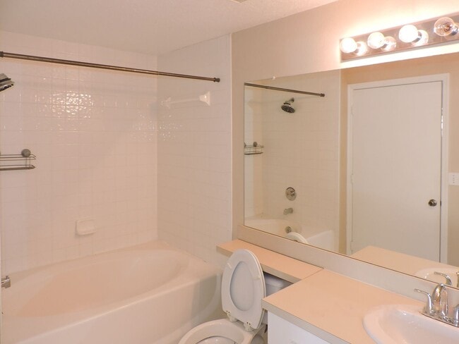 Building Photo - 1 bd /  1 ba condo at The Palms Club community