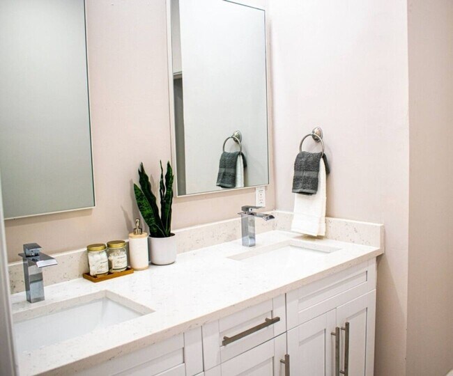 Building Photo - Glamorous Ybor Home • near Downtown