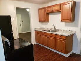 Building Photo - 253 Oak St