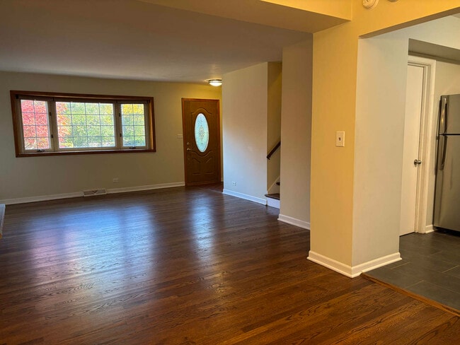 Building Photo - 558 Green Bay Rd