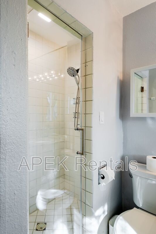 Building Photo - 477 E Vía Colusa