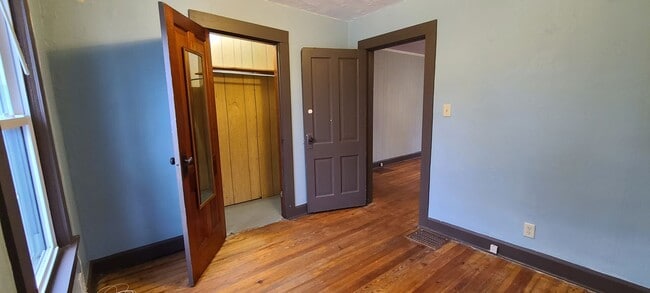 Building Photo - 208 E Grimes Ln