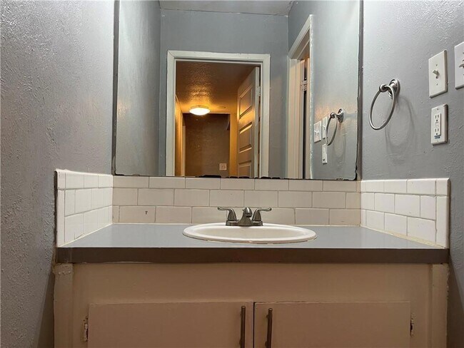 Building Photo - 305 E Croslin St