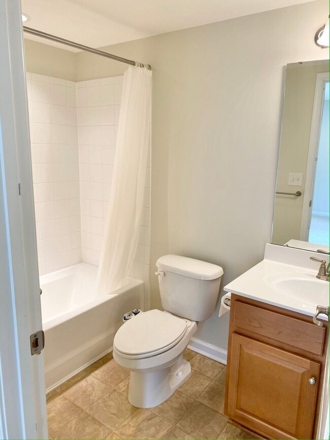 Building Photo - Gorgeous 4-Bed Townhome located in North W...