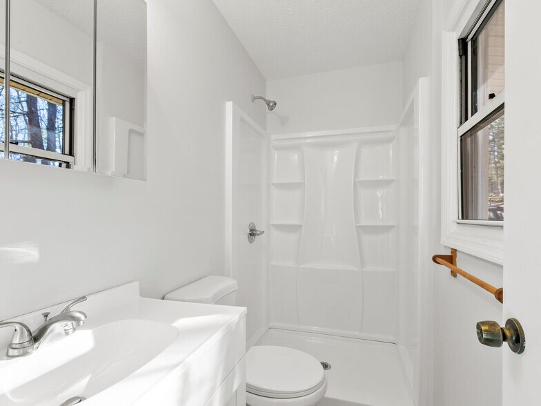 Building Photo - 51 W Chapel Rd