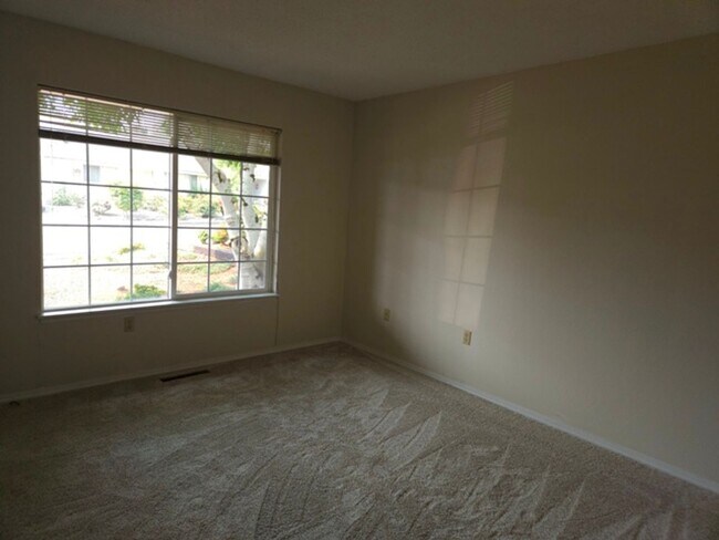 Building Photo - 2Bd/2Ba Single Story Home - Available to View!