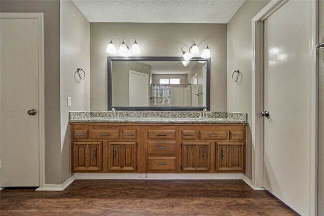 Building Photo - 3122 Village Park Dr