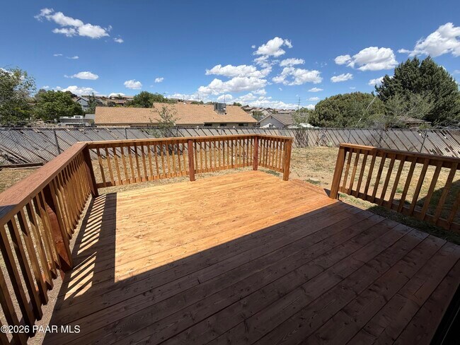 Building Photo - 366 W Tamarack Ln