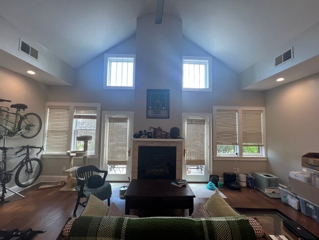 Building Photo - 2 Fall Pippin Ln