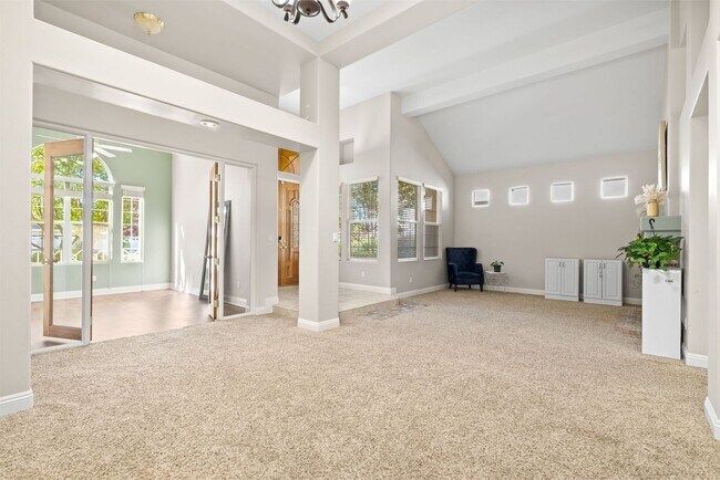 Building Photo - CLEAN 3 BEDROOM / 2 BATHROOM IN SEVEN OAK!...