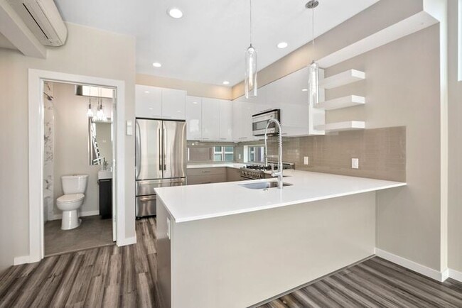 Building Photo - Elegant Mt. Baker End Unit Townhome with AIR CONDITIONING