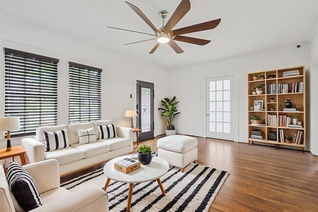 Building Photo - 5620 Richmond Ave