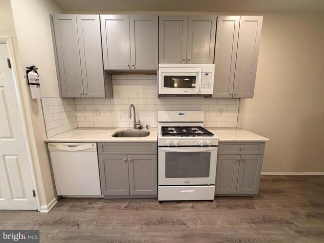 Building Photo - 2049 Snyder Ave