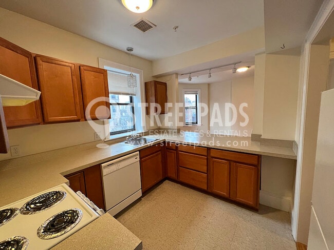 Building Photo - 881 Massachusetts Ave