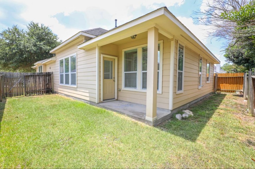 Building Photo - 12827 Pecan Shores Dr