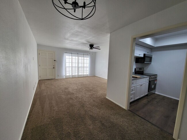 Building Photo - 8401 N New Braunfels Ave