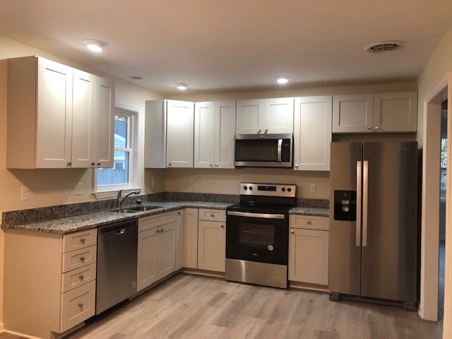 Kitchen with dishwasher - 405 Lossing Ave