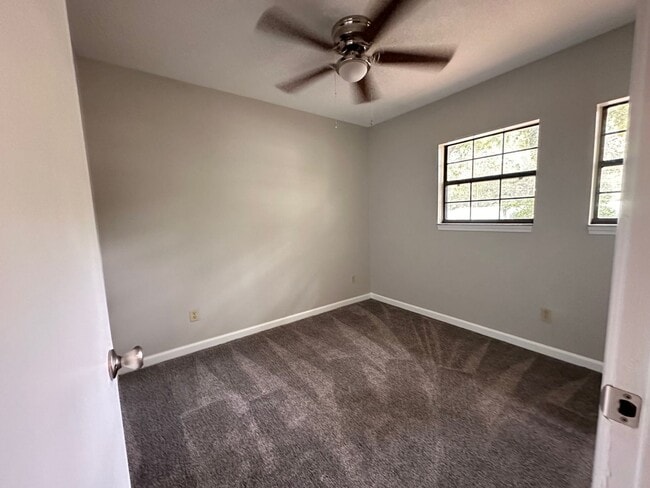 Building Photo - Island Townhouse-Close to Shopping and Beach!