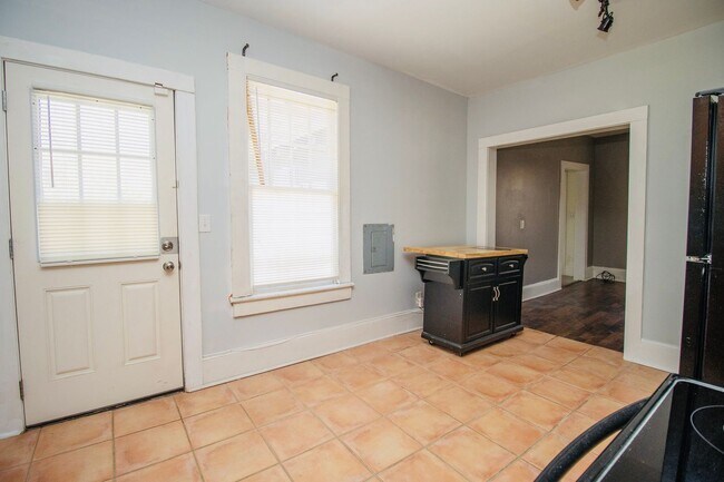 Building Photo - 3 Bedroom, 2 Bath Walking Distance to 5 Po...