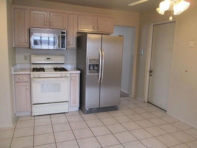 Building Photo - 2 Bedroom, 2 Bath Home!