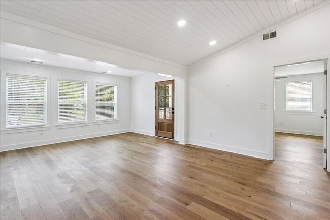 Building Photo - Newly Renovated Coastal Cottage for Lease!