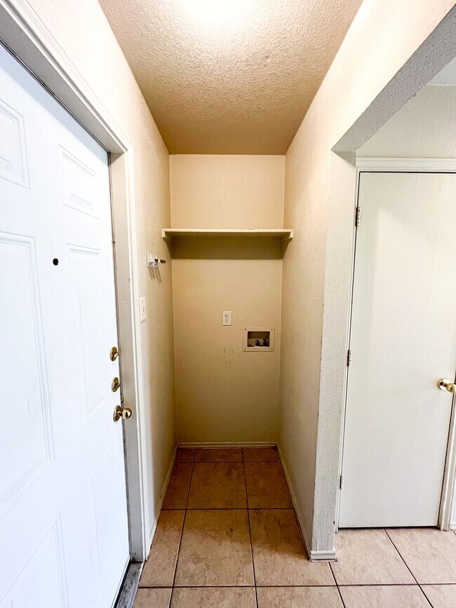 Building Photo - Available NOW!!!! Gorgeous 4 bedroom, 2 ba...