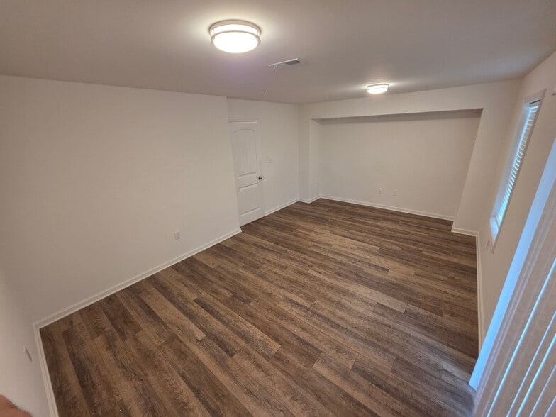 Building Photo - 321 Avon Dr