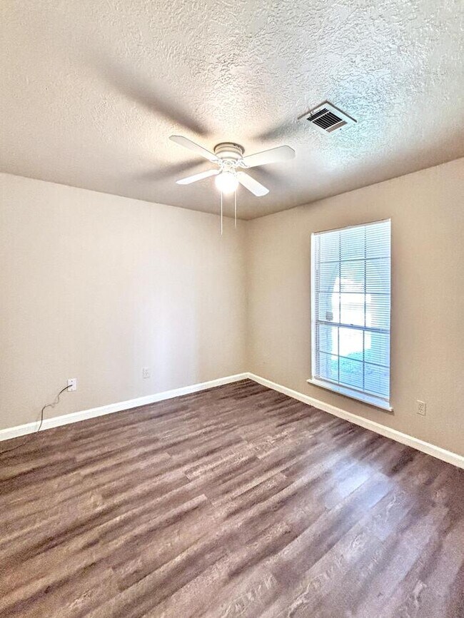 Building Photo - 3-Bedroom, 2-Bathroom Home in Convenient L...