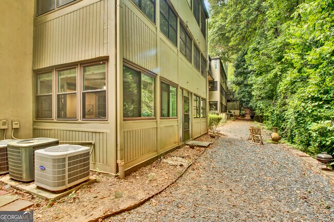 Building Photo - 12 Vista Square NW