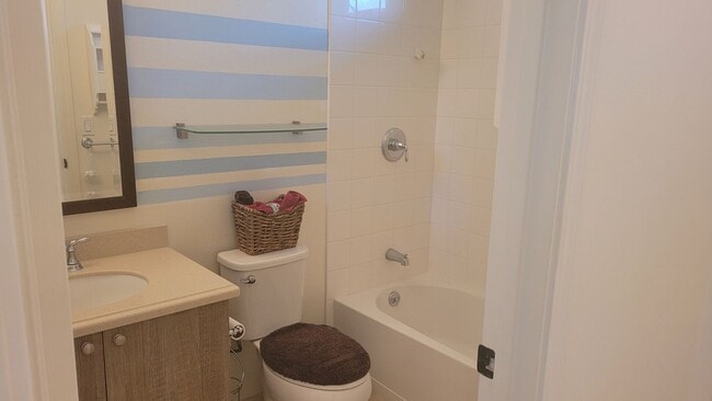 Building Photo - 1175-D