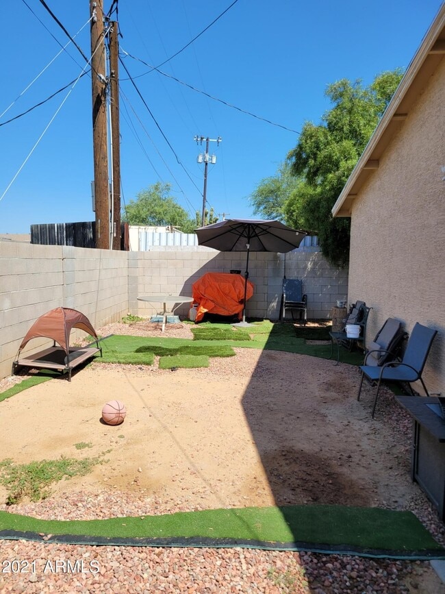 Building Photo - 2702 E Juniper Ave