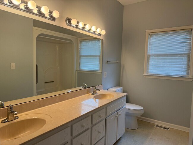 Building Photo - Beautiful home near downtown New Bern
