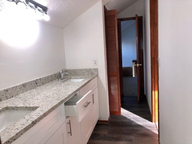 Building Photo - MOVE IN NOW! 4x3 Screened in pool home!!! ...